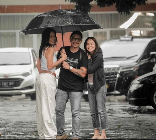 Potret Sophia Latjuba Lagi Payungan jadi Sorotan, Ada Pose Pelukan sama Gading Marten