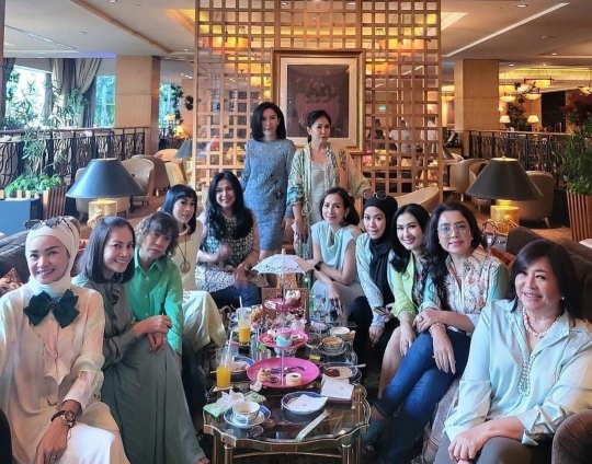 Gaya Glamor Mayangsari dengan Geng Arisan Kepompong, Mewah & Berkelas