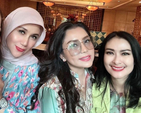 Gaya Glamor Mayangsari dengan Geng Arisan Kepompong, Mewah & Berkelas