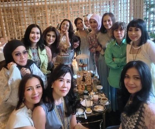 Gaya Glamor Mayangsari dengan Geng Arisan Kepompong, Mewah & Berkelas