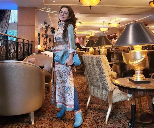 Gaya Glamor Mayangsari dengan Geng Arisan Kepompong, Mewah & Berkelas