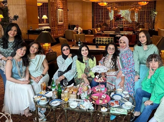 Gaya Glamor Mayangsari dengan Geng Arisan Kepompong, Mewah & Berkelas