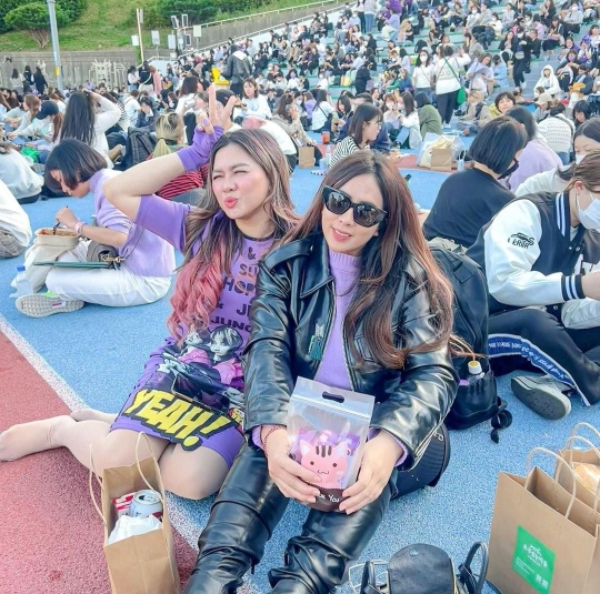 Intip Keseruan Crazy Rich Bali Maharani Kemala Nonton Konser BTS di Korea Selatan