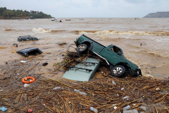 Kondisi Mobil-Mobil di Yunani Tersapu Banjir Bandang Sampai ke Lautan