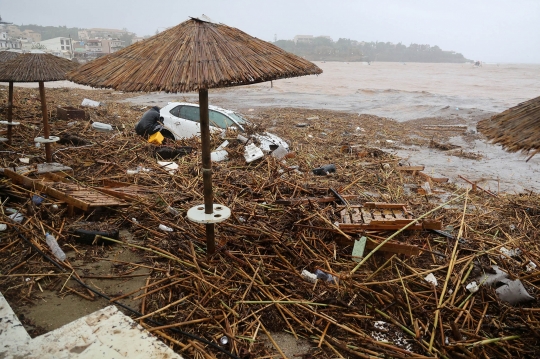 Kondisi Mobil-Mobil di Yunani Tersapu Banjir Bandang Sampai ke Lautan