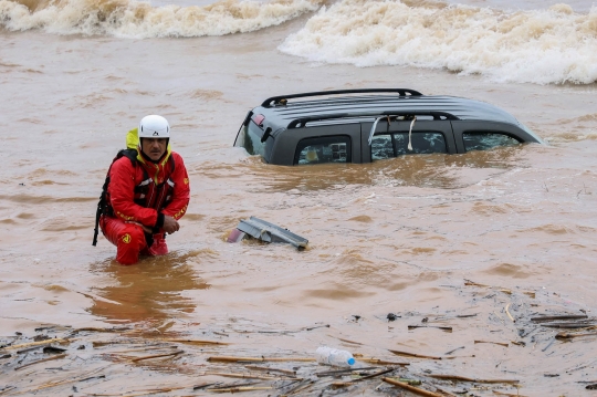 Kondisi Mobil-Mobil di Yunani Tersapu Banjir Bandang Sampai ke Lautan