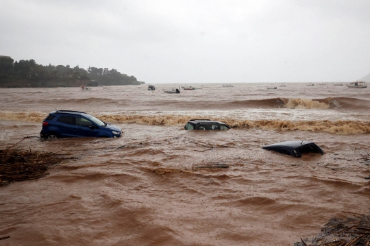 Kondisi Mobil-Mobil di Yunani Tersapu Banjir Bandang Sampai ke Lautan