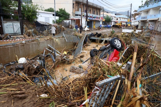 Kondisi Mobil-Mobil di Yunani Tersapu Banjir Bandang Sampai ke Lautan