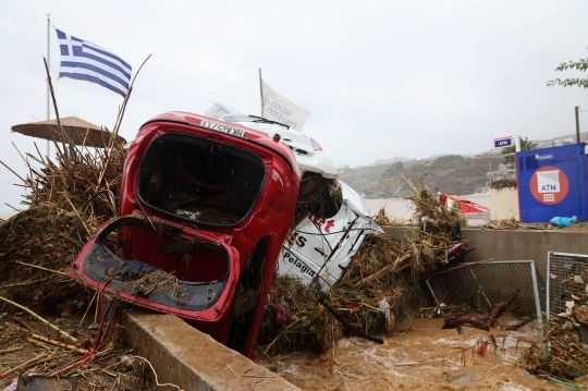 Kondisi Mobil-Mobil di Yunani Tersapu Banjir Bandang Sampai ke Lautan