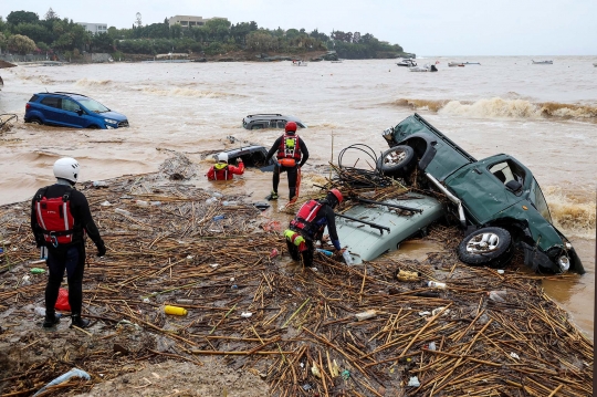 Kondisi Mobil-Mobil di Yunani Tersapu Banjir Bandang Sampai ke Lautan