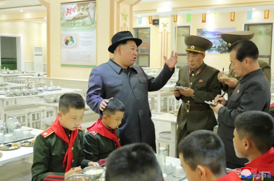 Gaya Kim Jong-un Sapa Para Calon Prajurit di Sekolah Revolusi Mangyongdae