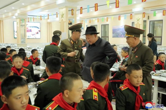 Gaya Kim Jong-un Sapa Para Calon Prajurit di Sekolah Revolusi Mangyongdae