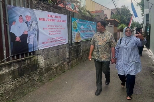 Intip Kegiatan Anies Baswedan Mandikan Burung Usai Kembali jadi Warga Jakarta