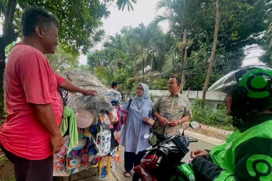 Intip Kegiatan Anies Baswedan Mandikan Burung Usai Kembali jadi Warga Jakarta