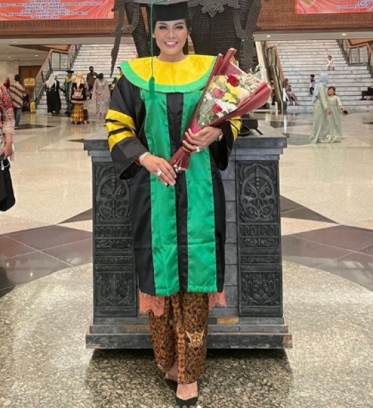 Potret Cantik Kapolsek Netty Rosdiana saat Wisuda, Lulus dengan Gelar Doktor