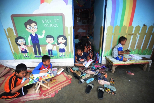 Ceria Anak Kampung Pemulung di Saung Baca Garpu Pondok Kelapa