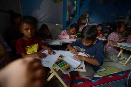 Ceria Anak Kampung Pemulung di Saung Baca Garpu Pondok Kelapa