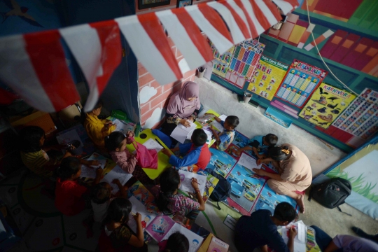 Ceria Anak Kampung Pemulung di Saung Baca Garpu Pondok Kelapa