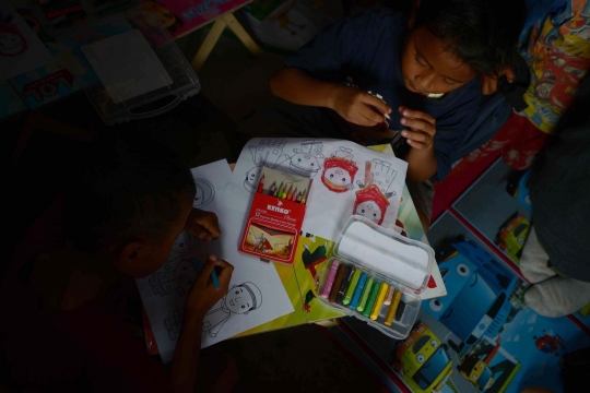 Ceria Anak Kampung Pemulung di Saung Baca Garpu Pondok Kelapa