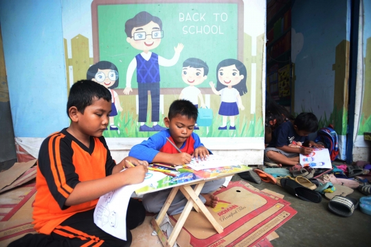 Ceria Anak Kampung Pemulung di Saung Baca Garpu Pondok Kelapa