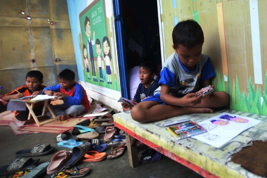 Ceria Anak Kampung Pemulung di Saung Baca Garpu Pondok Kelapa