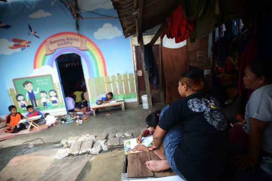 Ceria Anak Kampung Pemulung di Saung Baca Garpu Pondok Kelapa