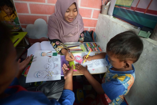 Ceria Anak Kampung Pemulung di Saung Baca Garpu Pondok Kelapa