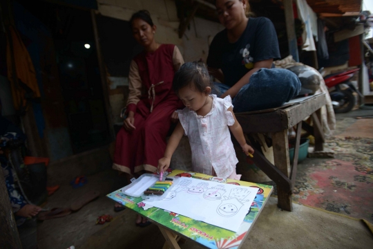 Ceria Anak Kampung Pemulung di Saung Baca Garpu Pondok Kelapa