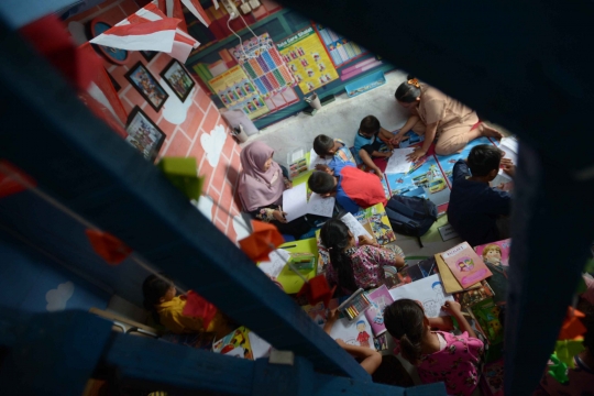 Ceria Anak Kampung Pemulung di Saung Baca Garpu Pondok Kelapa