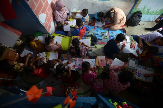 Ceria Anak Kampung Pemulung di Saung Baca Garpu Pondok Kelapa