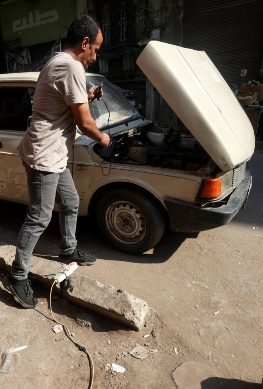 Kreativitas Guru di Mesir Modifikasi Mobil Bekas Jadi Kendaraan Listrik