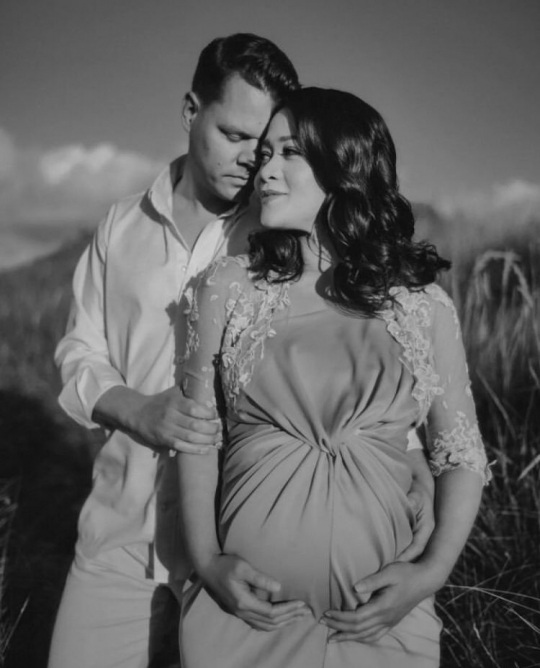 Romantis, Intip Potret Maternity Shoot Gracia Indri dan Suami di Belanda