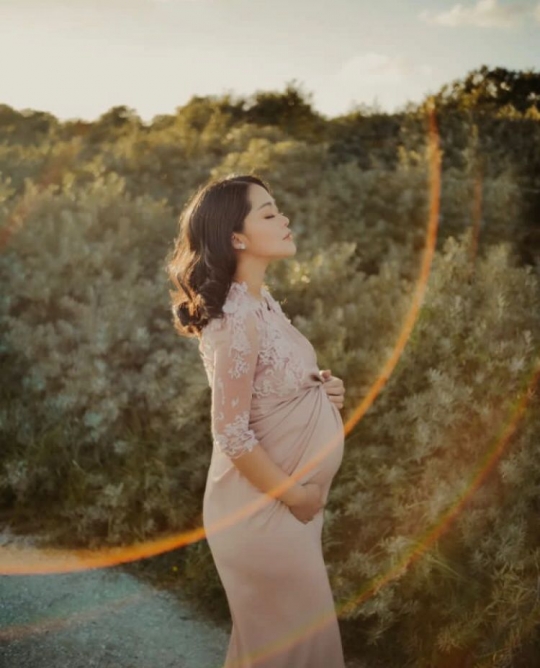 Romantis, Intip Potret Maternity Shoot Gracia Indri dan Suami di Belanda