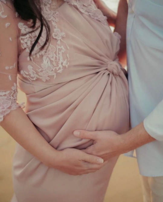 Romantis, Intip Potret Maternity Shoot Gracia Indri dan Suami di Belanda