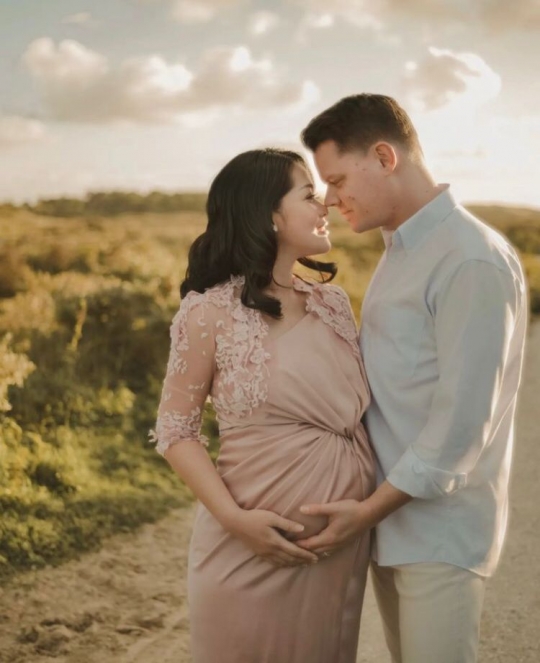 Romantis, Intip Potret Maternity Shoot Gracia Indri dan Suami di Belanda