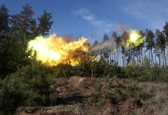 Gerilya Pasukan Artileri Ukraina Serang Rusia dari balik Hutan