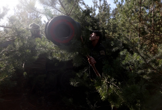 Gerilya Pasukan Artileri Ukraina Serang Rusia dari balik Hutan