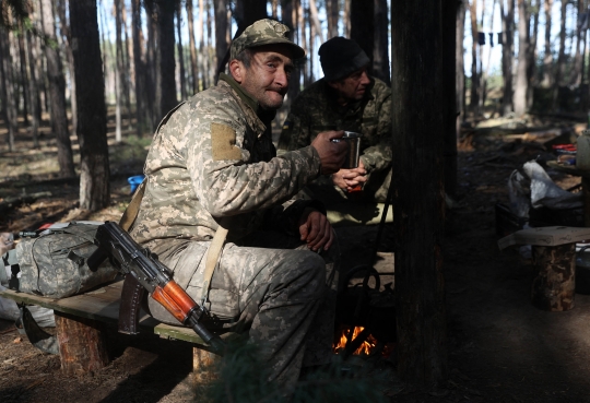 Gerilya Pasukan Artileri Ukraina Serang Rusia dari balik Hutan