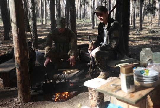 Gerilya Pasukan Artileri Ukraina Serang Rusia dari balik Hutan