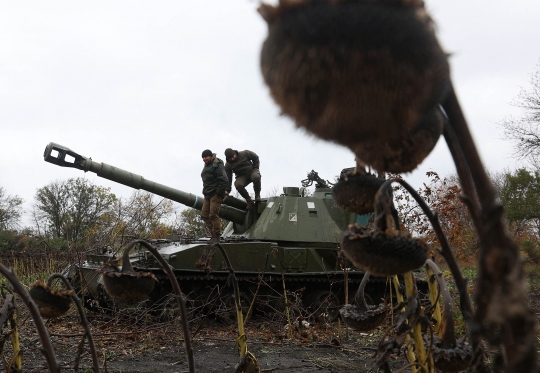 Gerilya Pasukan Artileri Ukraina Serang Rusia dari balik Hutan