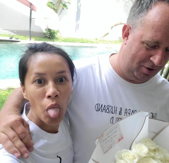 12 Tahun Menikah, Intip Momen Kebersamaan Lia Waode dan Suami Bulenya
