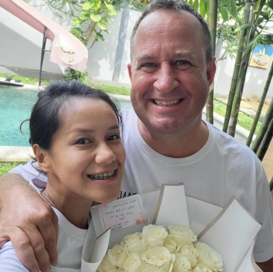 12 Tahun Menikah, Intip Momen Kebersamaan Lia Waode dan Suami Bulenya