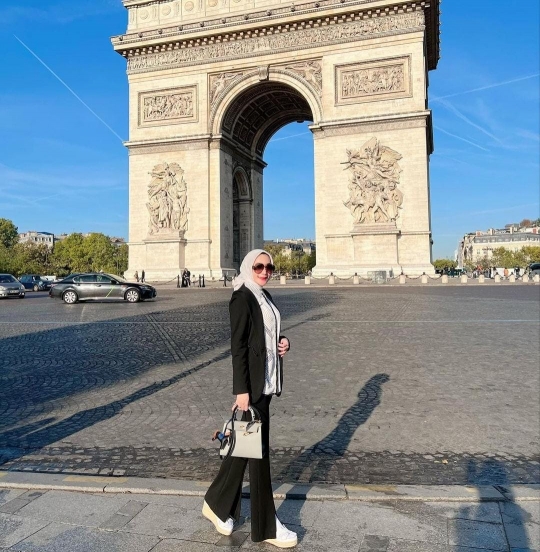Potret Liburan Mewah Istri Andre Taulany di Paris, Badannya Malah Makin Kurus