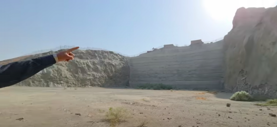 Kondisi Makam Abu Lahab, Bau Bangkai, Panas dan Dibatasi Beton