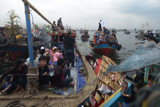 Melihat Nelayan Cilincing Larung Sesaji di Teluk Jakarta