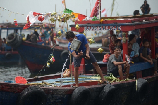 Melihat Nelayan Cilincing Larung Sesaji di Teluk Jakarta