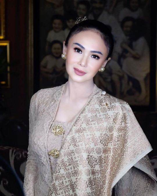 Pesona Yuni Shara Tak Lekang Oleh Waktu, Cantik & Elegan Saat Berkebaya