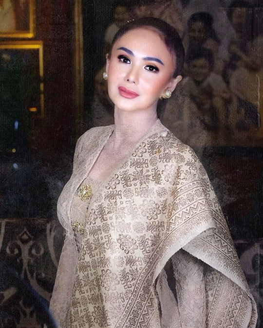 Pesona Yuni Shara Tak Lekang Oleh Waktu, Cantik & Elegan Saat Berkebaya