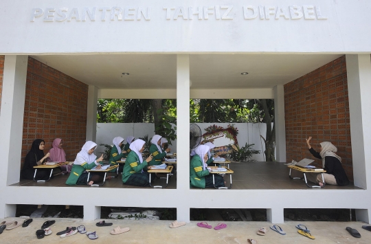 Semangat Santriwati Tunarungu Menghafal Alquran di Pesantren Difabel Pertama Jakarta