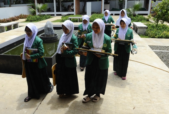 Semangat Santriwati Tunarungu Menghafal Alquran di Pesantren Difabel Pertama Jakarta